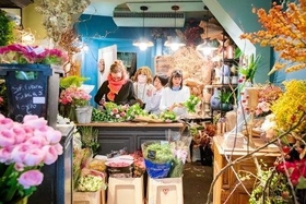 パリの個展に合わせて現地の花屋でも撮影。一緒に写るのは「チナちゃん」