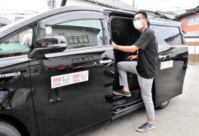 日高地域で試験運行されている「オンデマンド交通」の車両。演劇祭参加者以外も利用できる＝豊岡市日高町日置