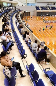 客席間の距離を取りながらマスク姿で声援を送る保護者ら＝神戸市須磨区緑台、グリーンアリーナ神戸（撮影・中西幸大）