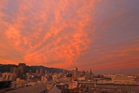 深まる秋、神戸港上空では雲が夕日を受けてあかね色に染まった。２２日は「秋分の日」＝２０日午後、神戸市中央区東川崎町１（撮影・斎藤雅志）