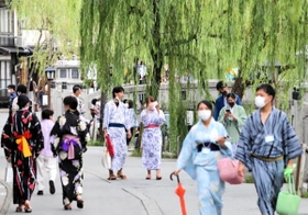 城崎温泉街を浴衣にマスク姿で散策する人たち＝２０日午後、豊岡市城崎町湯島（撮影・大山伸一郎）