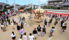 細部までこだわり抜いた自慢の祭り屋台。「３密」に注意して披露された＝姫路市飾磨区構３