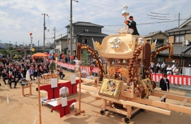 細部までこだわり抜いた自慢の祭り屋台。「３密」に注意して披露された＝姫路市飾磨区構３