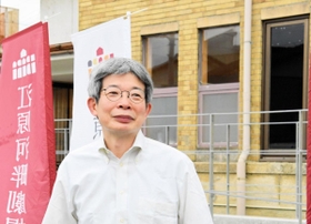 演劇祭を終え、感想を語る平田オリザさん＝２２日午後、豊岡市日高町（撮影・三津山朋彦）
