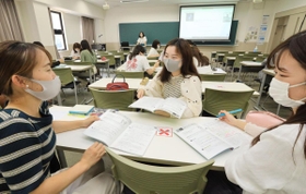 対面の授業が再開。距離を取りながら授業を受ける１年生の学生たち＝西宮市上ケ原、関西学院大学（撮影・鈴木雅之）