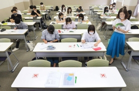 対面の授業が再開。距離を取りながら授業を受ける１年生の学生たち＝西宮市上ケ原、関西学院大学（撮影・鈴木雅之）