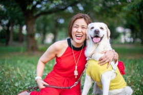 パートナーのヴィヴィッドと盲導犬への理解を訴える浅井純子さん＝８月９日、大阪市港区（浅井純子さん提供）