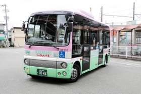 高砂市内を走るコミュニティーバス「じょうとんバス」＝同市高砂町朝日町２、山陽電鉄高砂駅北側