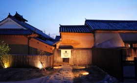 趣あるホテルの外観。江戸中期建築の大庄屋三木家住宅を改修した（レック提供）