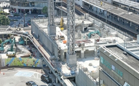 解体工事が進む三宮ターミナルビル＝９月１日、神戸市中央区雲井通８（撮影・後藤亮平）