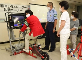 自転車シミュレーターを体験する市民ら＝８月、兵庫県警高砂署