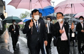 城崎温泉街を視察する赤羽一嘉国土交通相（手前左）＝２６日午後、豊岡市城崎町湯島