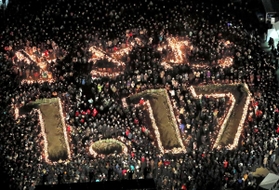 「きざむ　１・１７」と描かれた竹灯ろうを、多くの人たちが囲んだ＝２０２０年１月１７日、神戸市中央区、東遊園地