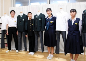 お披露目された新制服。女子生徒もスラックスを標準とする。生徒たちが着ているのは現在の制服＝２８日午後、姫路市立山陽中学校（撮影・安藤真子）