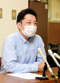 阪神・淡路大震災が発生した毎年１月１７日に開かれる「１・１７のつどい」について、震災２６年の来年１月の開催を表明した実行委員会の藤本真一実行委員長＝神戸市役所