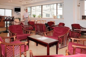 神戸マリナーズセンターのラウンジ。船員でにぎわってきたが、新型コロナウイルスの影響で閑散としている＝神戸市中央区元町通３