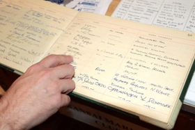 利用者が自分の出身地などを記したノート。欧州やアジア各地から多くの船員が訪れてきた＝神戸市中央区元町通３