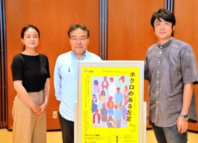 「別役さんの芝居と言えば舞台にぽつんと電信柱１本、バス停１個。そう思っている人に違うものを見せたいと、セットには力を入れた」と語る岩松了（中央）と、出演する原竹志（右）、木村美憂（左）＝ピッコロシアター