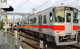 最後部１両分がはみ出して停車する電車。車掌は身を乗り出して乗客の乗り降りを見守る＝姫路市大塩町