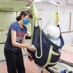 器具を使った入浴介助＝神戸市北区山田町小部、六甲の館