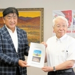 井戸敏三知事に兵庫県立芸術文化センターの報告書を渡す佐渡裕芸術監督（左）＝県庁