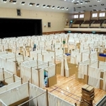 新型コロナ感染防止のため、カーテンで仕切られた避難所＝７月、熊本県八代市（神戸市提供）