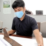 香住沖海戦で沈没した海防艦の一部とみられる鉄片。戦没者の慰霊を続ける香住青年会議所が保存している＝兵庫県香美町香住区境