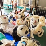 哀愁漂う動物型遊具。竹内みかさんが空間芸術を制作する＝神戸市灘区六甲山町