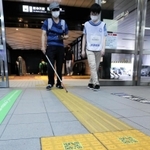 ＱＲコードを読み取りながら駅構内を進む視覚障害者＝ＪＲ新神戸駅