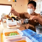客が持参した容器で量り売りするカレー店＝神戸市東灘区岡本５