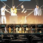 車内で芸人のトークを楽しむ「よしもとドライブインシアター」。駐車場からパッシングなどの反応で盛り上がった＝大阪府吹田市、万博記念公園