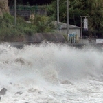 激しい波のため通行止めになった県道。区域内に住む住民が車を走らせていた＝６日午後６時３分、南あわじ市灘（撮影・吉田敦史）