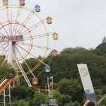 ４６年間の営業最終日。閉園間際にシンボルでもあった観覧車を撮影する女性＝６日午後５時０２分、姫路市西延末、姫路市民プール・ひめじ手柄山遊園（撮影・山本晃）