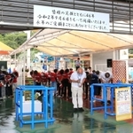 ４６年間の営業を終え、ゲート前であいさつするスタッフ＝６日午後５時０８分、姫路市西延末、姫路市民プール・ひめじ手柄山遊園（撮影・小林良多）