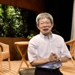 「豊岡演劇祭」開幕を迎え、思いを語る平田オリザさん＝豊岡市日高町日置、江原河畔劇場