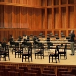 音響反射板を後ろに下げて、演奏者の人数分の椅子を並べ、配置などを確認した＝西宮市高松町、兵庫県立芸術文化センター