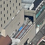 解体前の航空写真では、三宮ターミナルビルの建物に食い込む形で延びる線路が確認できる＝神戸市中央区雲井通８