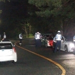 摩耶山掬星台に向かう道路で、兵庫県警が夜間に行った路上駐車の一斉取り締まり＝８月３０日夜、神戸市灘区摩耶山町