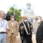 兵庫大仏で知られる能福寺を視察した北村誠吾地方創生担当大臣（右）ら＝神戸市兵庫区北逆瀬川町