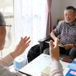 現地で言葉を交わしたという元沖縄県知事の島田叡氏について、三枝利夫さんに取材する五十嵐匠監督（右）＝兵庫県佐用町上三河