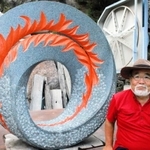 自作と牛尾啓三さん＝加西市西長町のアトリエ