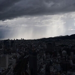 明石海峡付近を移動する雨柱＝６日午後２時５５分、神戸市中央区から望む（撮影・金居光由）