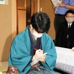 封じ手が入った封筒に署名する藤井聡太棋聖＝８月４日午後、神戸市北区有馬町、「中の坊瑞苑」