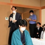 封じ手が入った封筒を持って対局室に入る木村一基王位（奥）と藤井聡太棋聖＝８月４日午後、神戸市北区有馬町、「中の坊瑞苑」