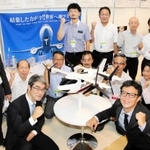 「空飛ぶクルマ」の実現へ結束を固めるスカイリンクテクノロジーズの森本高広社長（手前右）と神戸エアロネットワークの経営者ら＝４日、神戸市中央区港島中町６