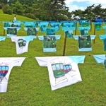 六甲山で見られる風景を描き込んだＴシャツを並べた大阪府立天王寺高校美術部の作品＝１１日午前、神戸市灘区六甲山町