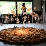 切り絵の技法で作られた植物のオブジェをつるした作品＝１１日午前、神戸市灘区六甲山町