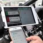 スマートフォンで乗降場所などを予約するとＡＩで配車され、車両が迎えに来てくれる＝豊岡市日高町日置