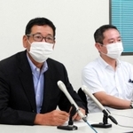国民民主党兵庫県連の解散に伴い、会見する向山好一代表（左）ら＝神戸市中央区中山手通４