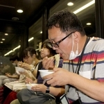 姫路駅名物「えきそば」をすする「銀河」の乗客＝１２日未明、ＪＲ姫路駅